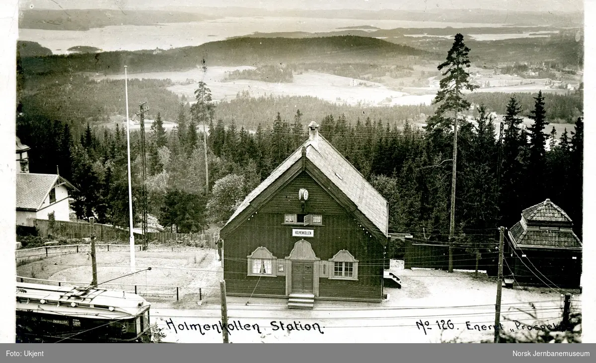 Holmenkollbanens motorvogn på Holmenkollen stasjon