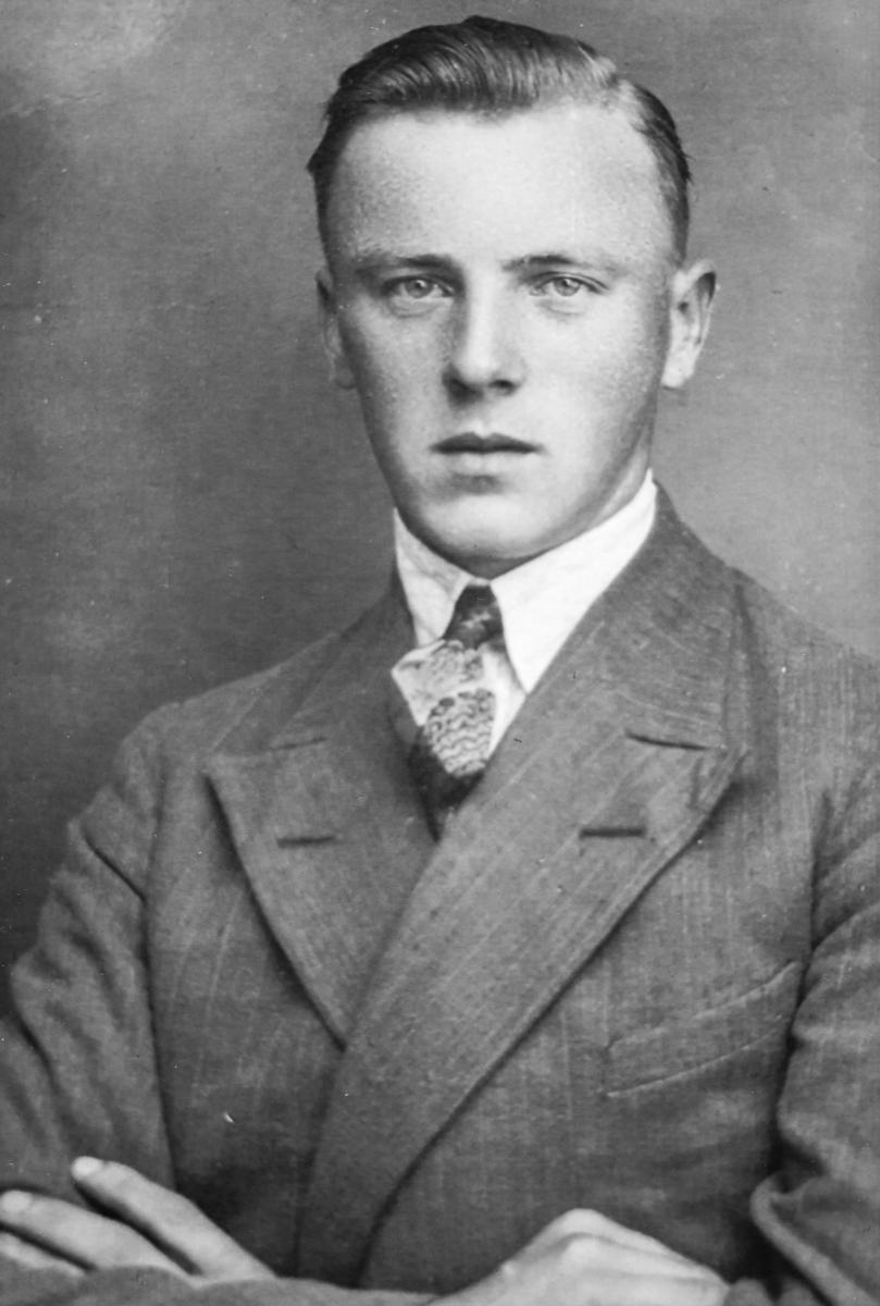 Portrett av kjøpmann Eivind Kristiansen, født 16.10.1909 i Ottestad, Stange. I 1940 etablerte han en kolonialforretning i Drøbak.