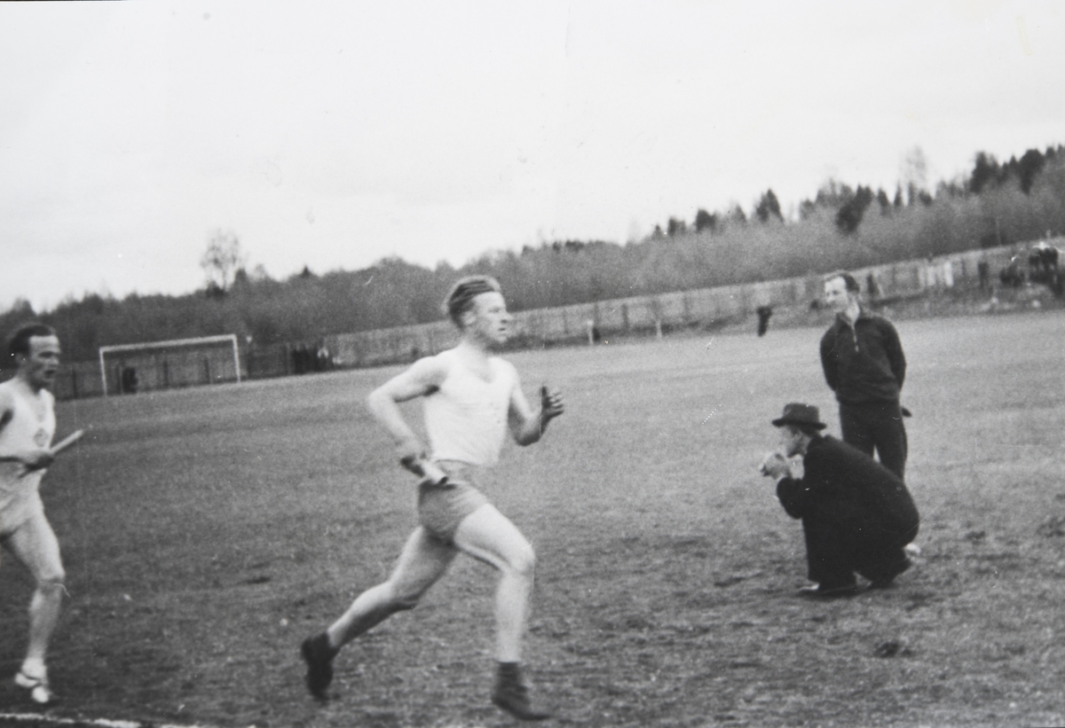 Ottestadstafetten i 1939. Bilde fra Ottestadbana, løperen midt i bilde er Ottar Myhre ( 1914-1973). Han løp for Ottestad Idrettslag. OIL.