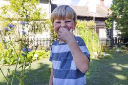 Barn i urtehagen på Norsk Farmasihistorisk Museum.