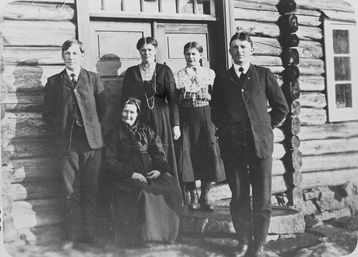 Familie på trammen på Flaget, trolig 1913. Eli Haugen med barna Knut, Elise, Kari og Anders.
