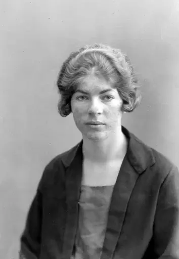 Portrett B, ukjent kvinne