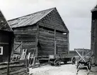 Portöpping (portöverstycke borttaget på försommaren 1934) och lador, tillhöriga Karl Albert Karlsson (till vänster) och Florence Sundgren (till höger). Observera till vänster skiljegräns mellan gårdarna, som uppstått genom hemmansklyvning. Båda gårdarna på Drageryd nummer 2.