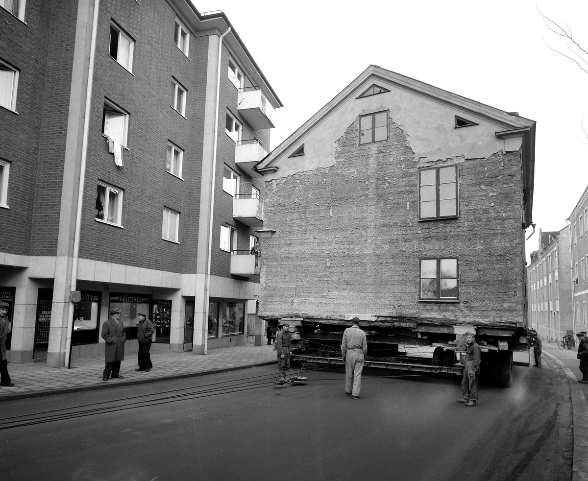 Sundbergska gården hade stått på sin tomt Nygatan 52 sedan det uppfördes 1841, men inte längre. Hösten 1962 gick färden mot friluftsmuseet Gamla Linköping. Här en bildserie från Djurgårdsgatans besvärlig lut.