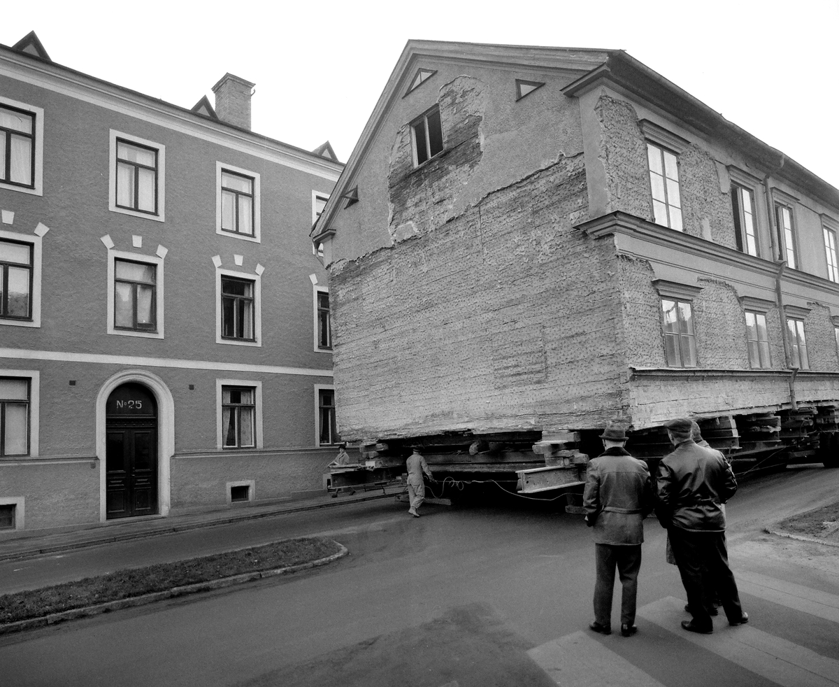 Sundbergska gården hade stått på sin tomt Nygatan 52 sedan det uppfördes 1841, men inte längre. Hösten 1962 gick färden mot friluftsmuseet Gamla Linköping. Här en bildserie från Djurgårdsgatans besvärlig lut.