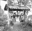 Två kvinnor vid järnvågen på hembygdsmuseet i Öregrund