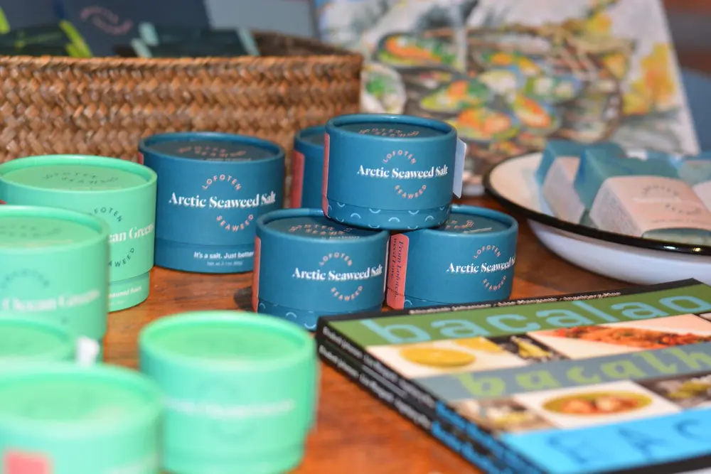 Lofoten seaweed krydder utstilt i butikken