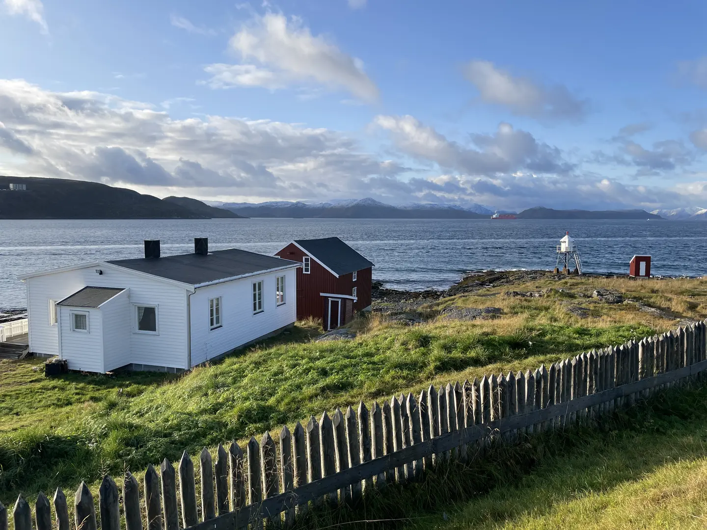 Et oversiktsbilde over Fuglenesodden friluftsmuseum