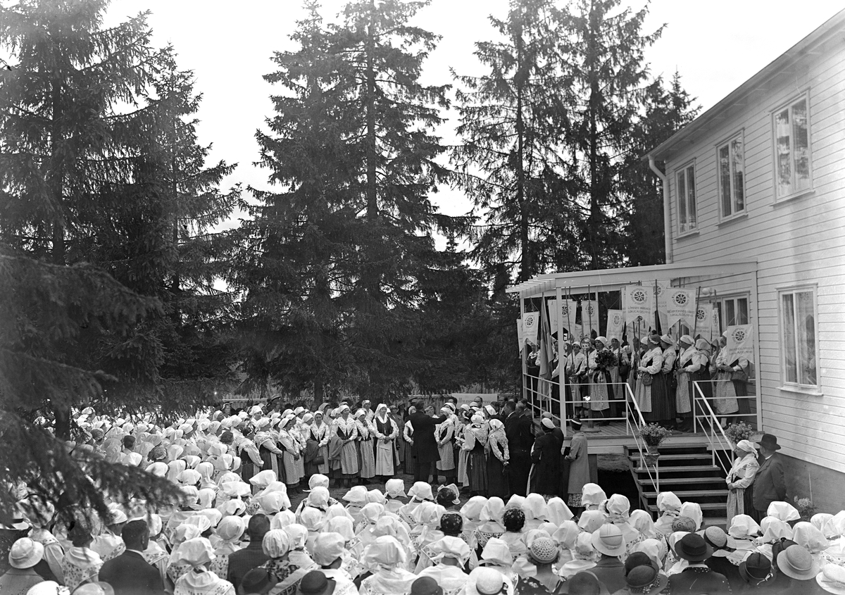I juli månad 1935 var det så äntligen tid för invigning av Blåklintshemmet i Linköping. Konvalescenthemmet hade i normalfall plats för tio barn och drevs av Föreningen för Östergötlands Barn (FÖB). På bilderna ses bland andra föreningens ordförande grevinnan Alice Trolle.