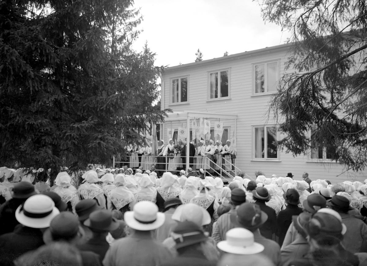I juli månad 1935 var det så äntligen tid för invigning av Blåklintshemmet i Linköping. Konvalescenthemmet hade i normalfall plats för tio barn och drevs av Föreningen för Östergötlands Barn (FÖB). På bilderna ses bland andra föreningens ordförande grevinnan Alice Trolle.