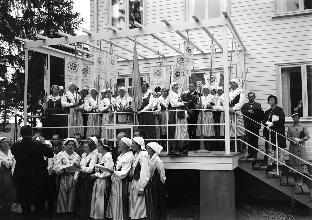 I juli månad 1935 var det så äntligen tid för invigning av Blåklintshemmet i Linköping. Konvalescenthemmet hade i normalfall plats för tio barn och drevs av Föreningen för Östergötlands Barn (FÖB). På bilderna ses bland andra föreningens ordförande grevinnan Alice Trolle.