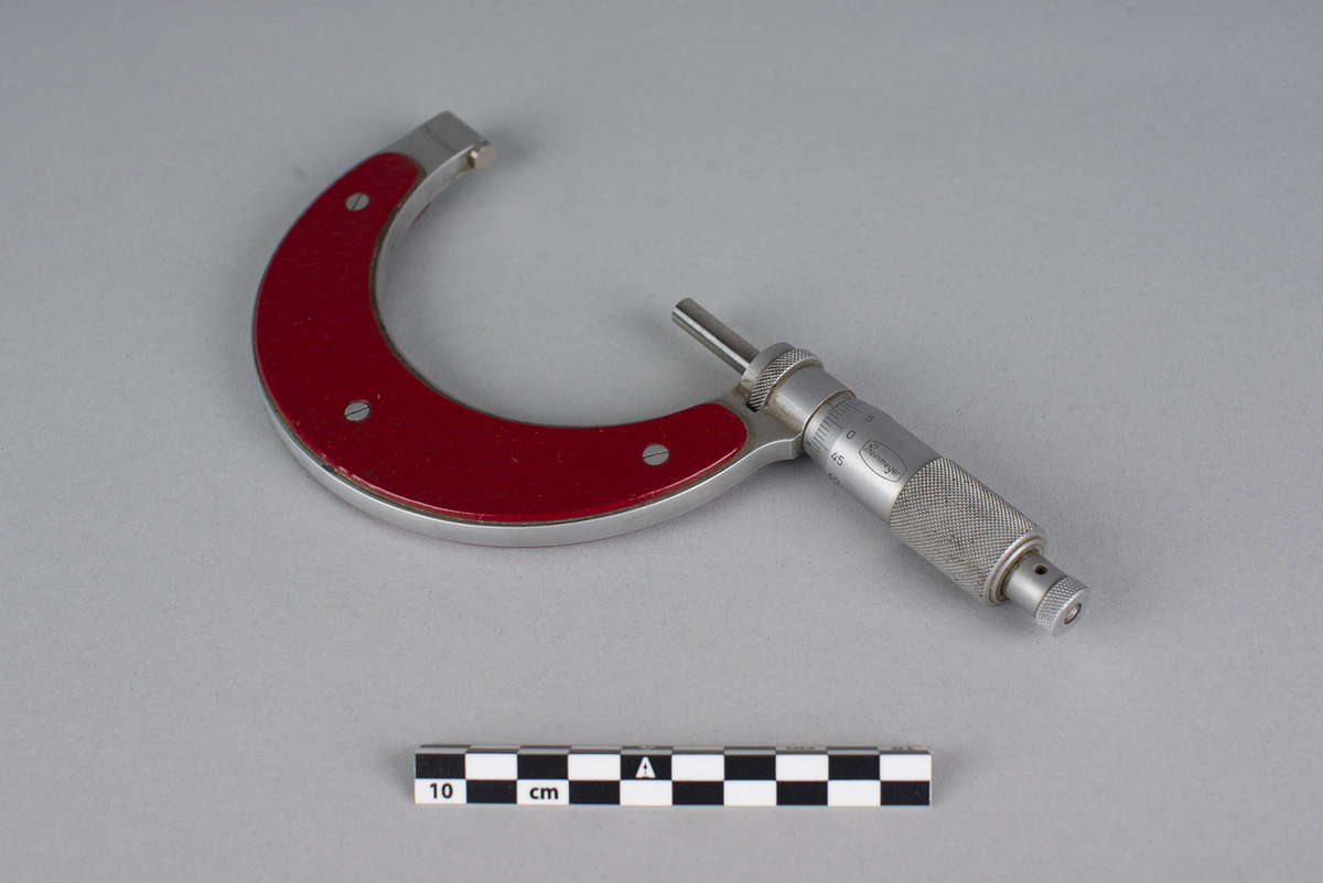 Måleinstrument (mikrometer) med tre løse deler og lite informasjonsark i etui av tre.