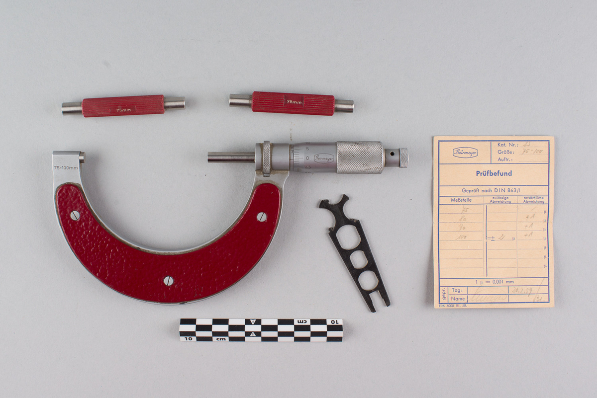 Måleinstrument (mikrometer) med tre løse deler og lite informasjonsark i etui av tre.