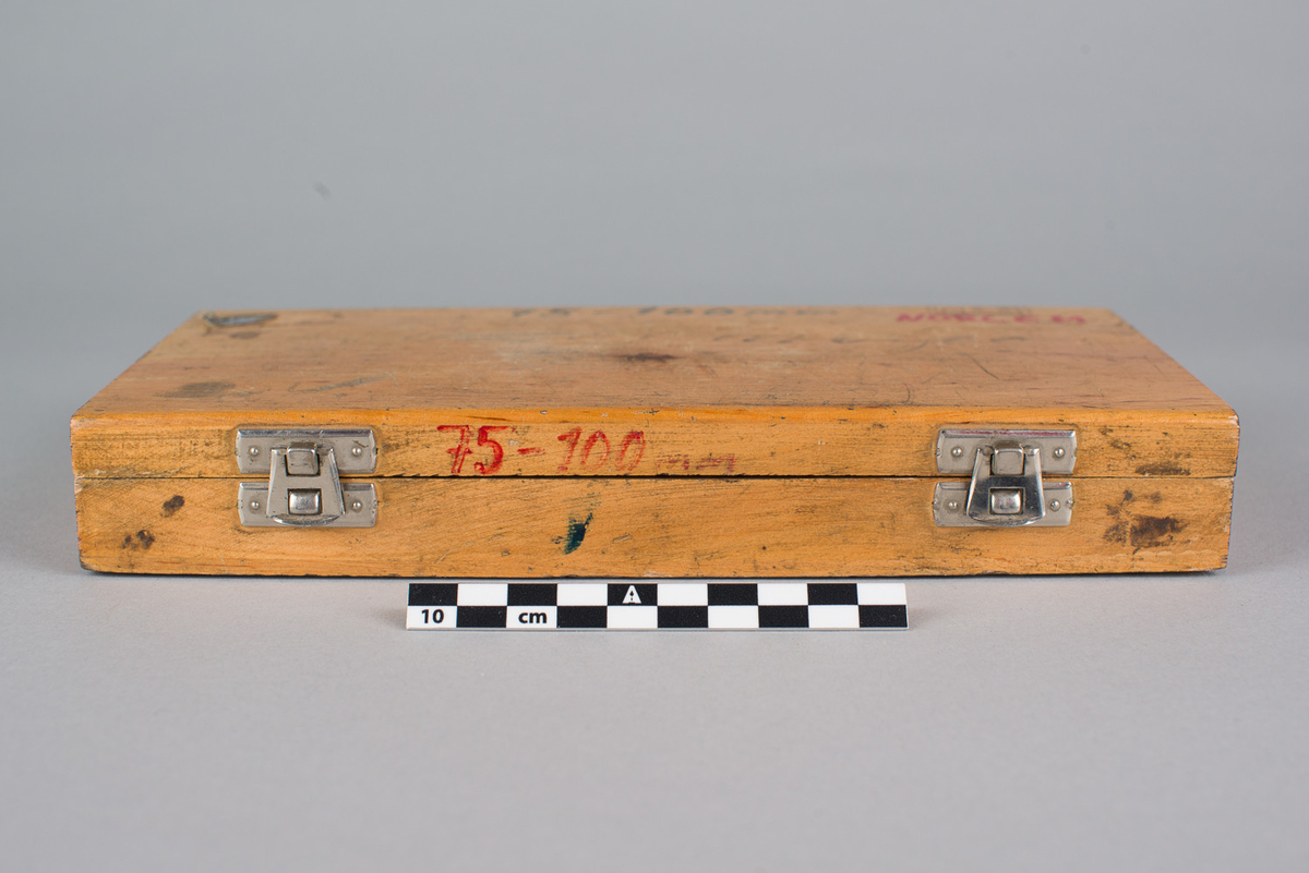 Måleinstrument (mikrometer) med tre løse deler og lite informasjonsark i etui av tre.