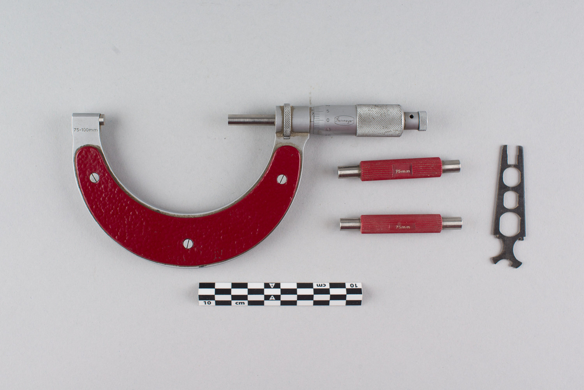 Måleinstrument (mikrometer) med tre løse deler og lite informasjonsark i etui av tre.