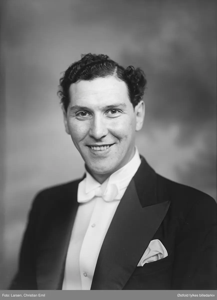 Portrett av Arne Otto Lorang Andersen (1912 - 1995), bedre kjent som Arnardo, sirkusdirektør fra Sarpsborg. Fotografert 1943-44.