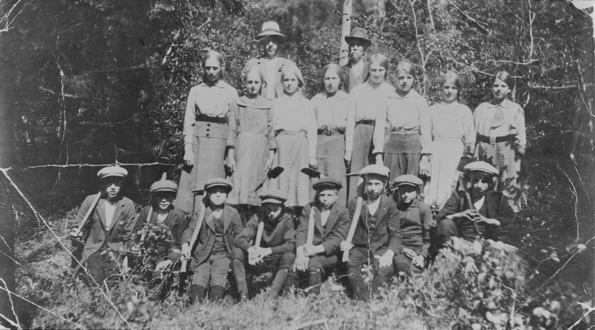 En skoleklasse på skogplanting i marka ved Øvre Kopseng, ca. 1912. Deriblant Nils Bråthen, Hans Grønhovd, Per O. Saga, Hilda (f. Tangen) Kjernås, Gina (f. Hansongard) Haugen, Jon Kopseng, Petra (f. Hansongard) Løkken, Leif Blekaberg, Arne Blekaberg, Berit (f. Kopseng) Blekaberg og Gunhild Lundstein med flere ukjente.