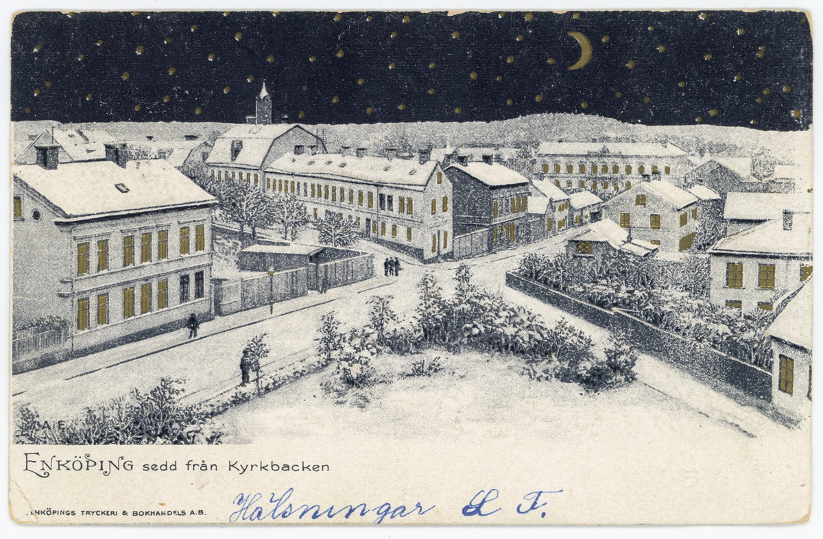 Handkolorerat vykort med panoramavy över Kyrkogatan, Trekanten och Rådhusgatan, Enköping. Bilden är fotograferad av Anders Willmanson omkring 1896- 1897. Handkoloreringen och tryckningen är gjordes senare omkring 1901.