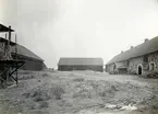 Berga, ladugården. Rakt fram stall. Till höger fähus, till vänster loge. På logens stenfot inhugget: H AF H. På grindstolpar i ladugården: H.H.1864.