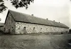 Ladugården och fähuset. På gaveln H O H 1830. (=H.O. Harmen). Ena delen av huset lär vara äldre.