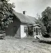 Bostadshus med träfasad, sadeltak, trappa och veranda, Valåkra by.