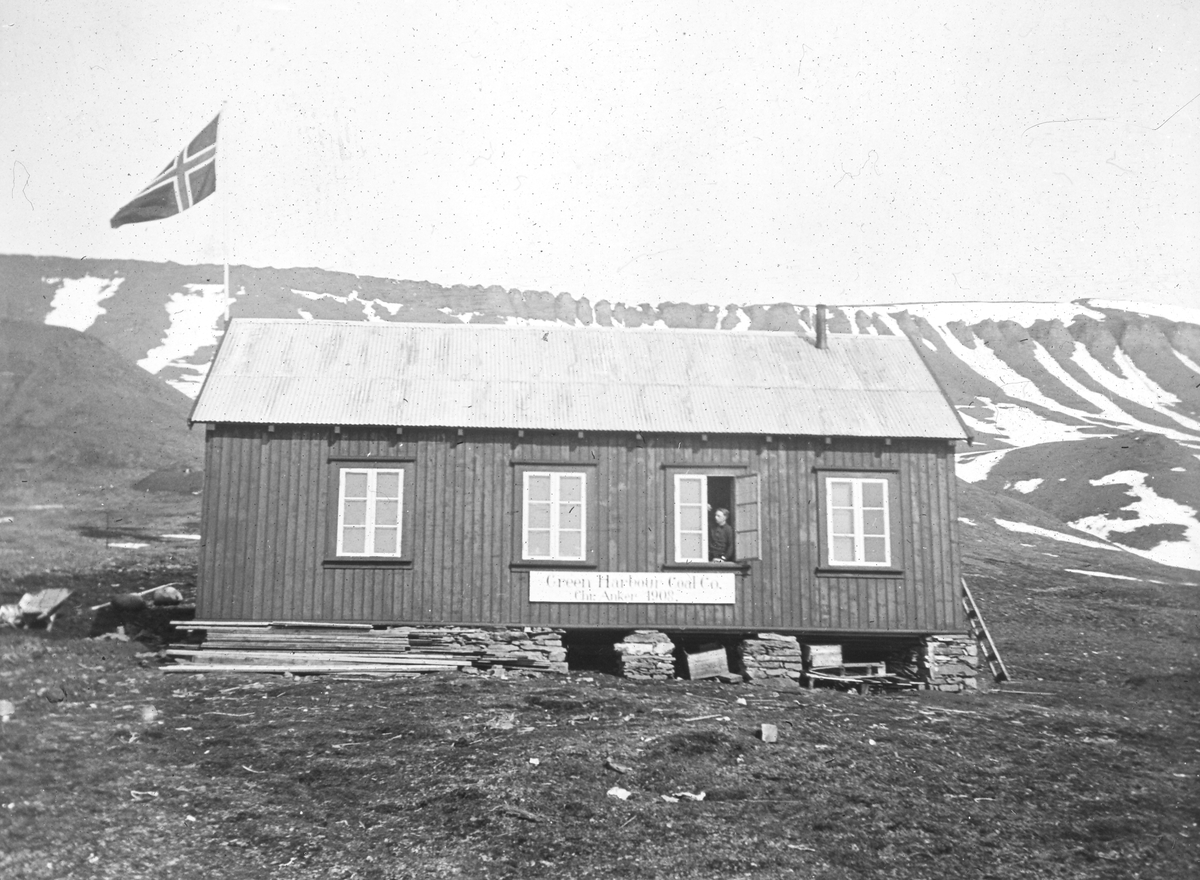 Green Harbour Coal Company. Brakke Hytte Flagg. Tekst med bildet: G. H. Ankerbarakken 1912. (ferdig) 1912. G. H. Ankerbrakka