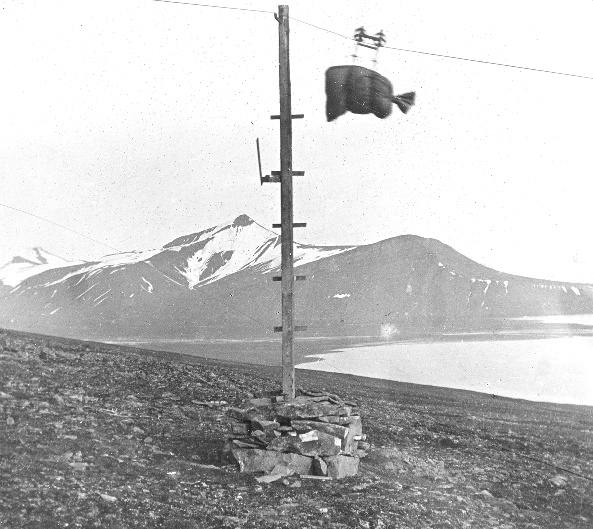 Provisorisk taubane i Grønfjorden. Bak til venstre sees starten på Grøndalen. Fjellet i bakgrunnen er Heerfjellet (641 moh) med Heerfjellstupet (346 moh). Tekst på bildet: GH. Prov. taugbane fra Gr. Nordlys 1912