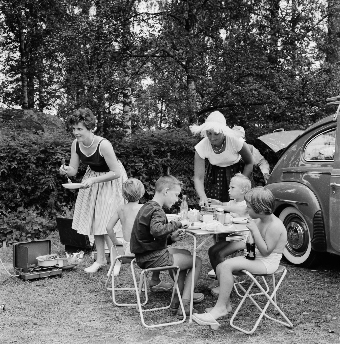 "Familjesemester i tält, julivärmen lockar många", Flottsund, Uppland juli 1961