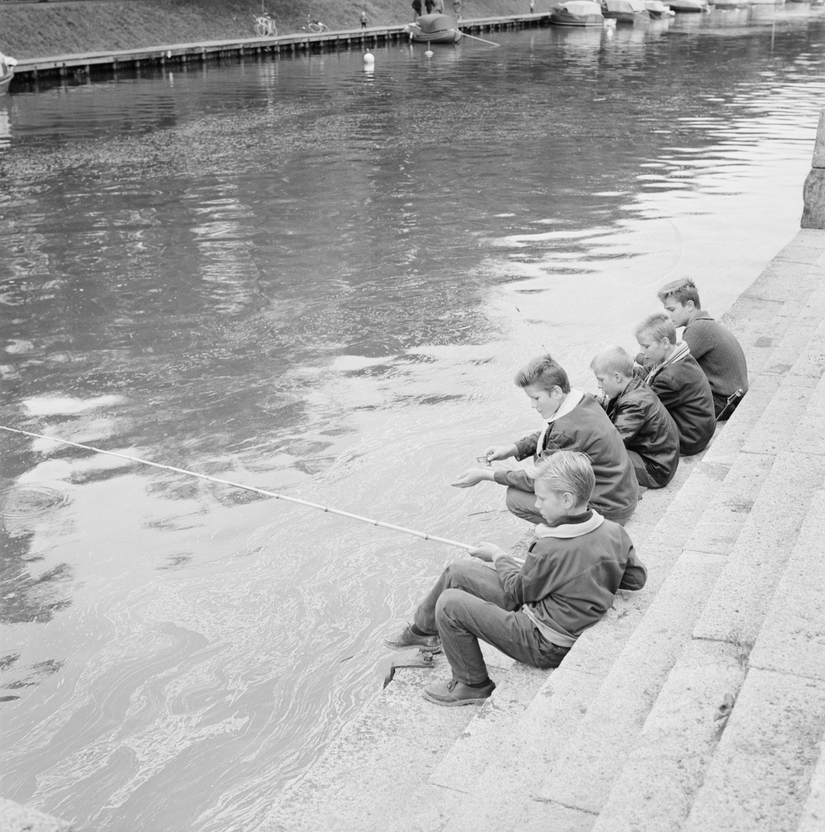 Pojkar metar i Fyrisån, Uppsala 1961