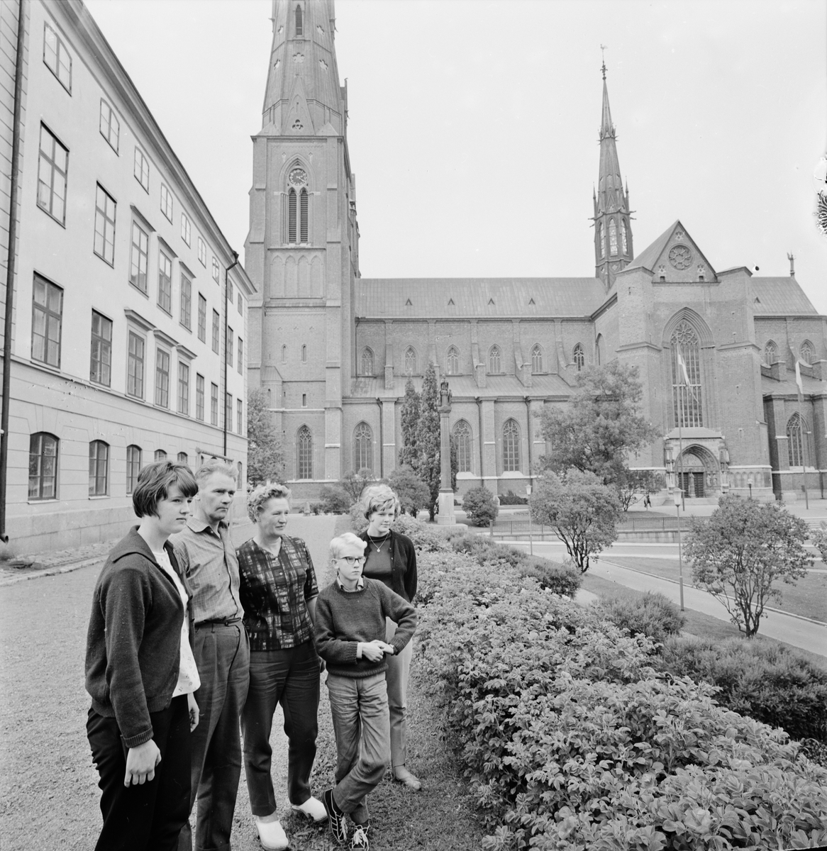 "Glada semestersvenskar besöker gärna Uppsala" 1964