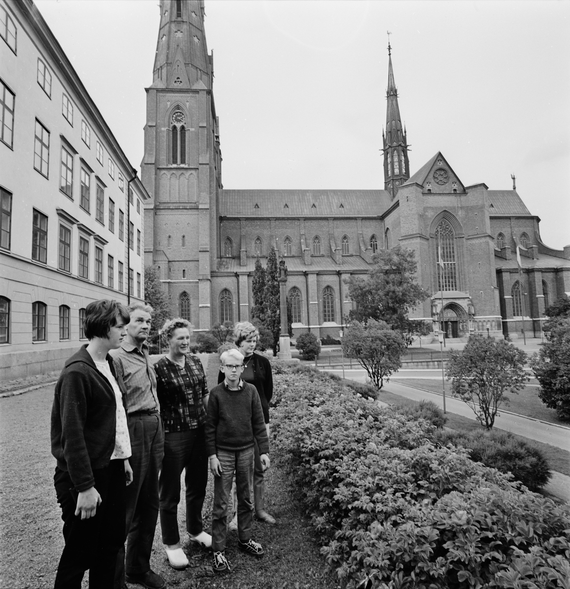 "Glada semestersvenskar besöker gärna Uppsala" 1964