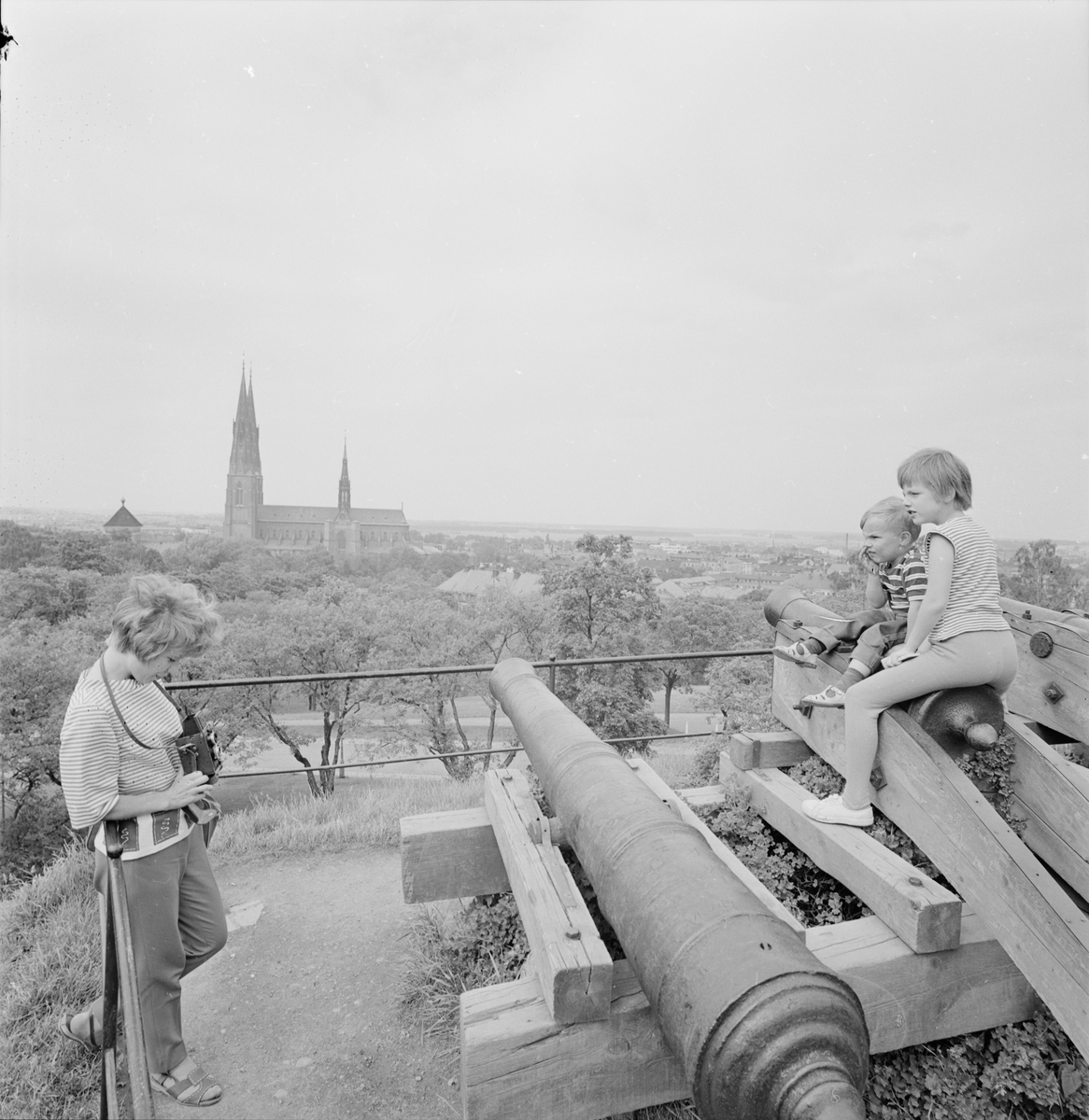 "Glada semestersvenskar besöker gärna Uppsala", Slottsbacken, Uppsala 1964