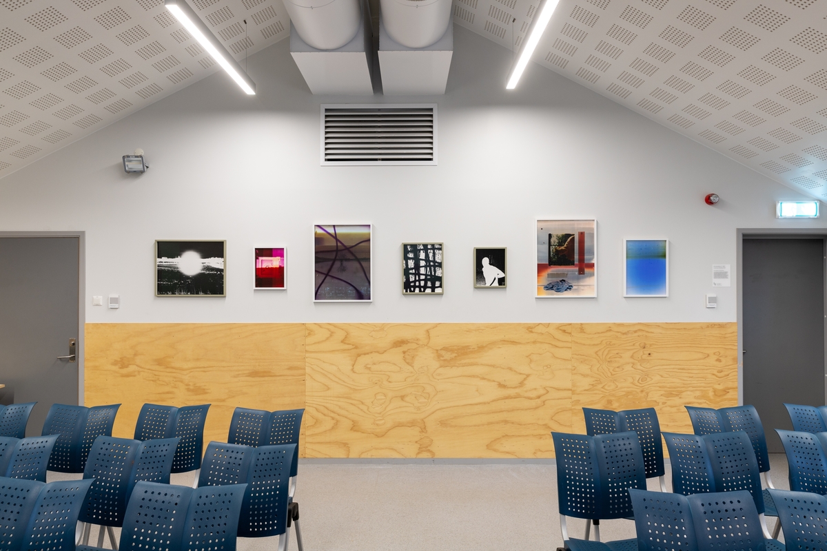 Serien "a new way of thinking" består av syv fotografier i ulik størrelse plassert på endeveggen i et av undervisningsrommene på Terningmoen. I serien tar kunstneren utgangspunkt i sitt personlige arkiv med fotografier som han omarbeider til abstrakte bilder. Arbeidsformen er preget av intuitivitet og utforskning av billedflaten gjennom flere runder med avfotografering, fremkalling, utskrift, nye avfotograferinger og skanninger. De ferdige bildene består av flere lag og spor, som kan ses på som metaforer for minner, men de kan også antyde en mulighet for endring. Motivene kan gi assosiasjoner til situasjoner eller erfaringer fra når rekruttene er ute på øvelse eller feltoppdrag - som åpne og skjulte landskap, gjerder og landegrenser, infrarødt kamera, et kikkertsikte, en soloppgang.