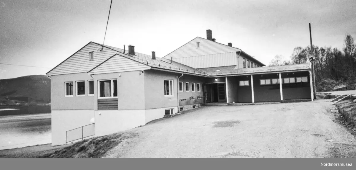 Trolig fra sak om utbygging av Meek skole på Meek i Averøy kommune omkring 1987. Bildet er fra avisa Tidens Krav sitt arkiv i tidsrommet 1970-1994.