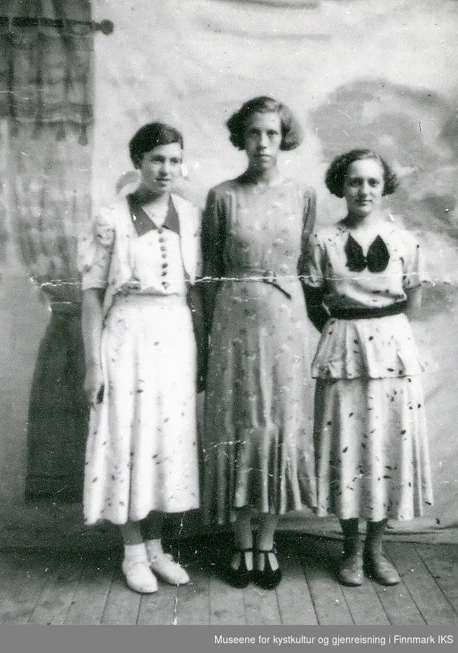 Honningsvåg. Fra venstre: søstrene Edith og Anny Andreassen, med kusine Alma Andreassen. 1936/37.