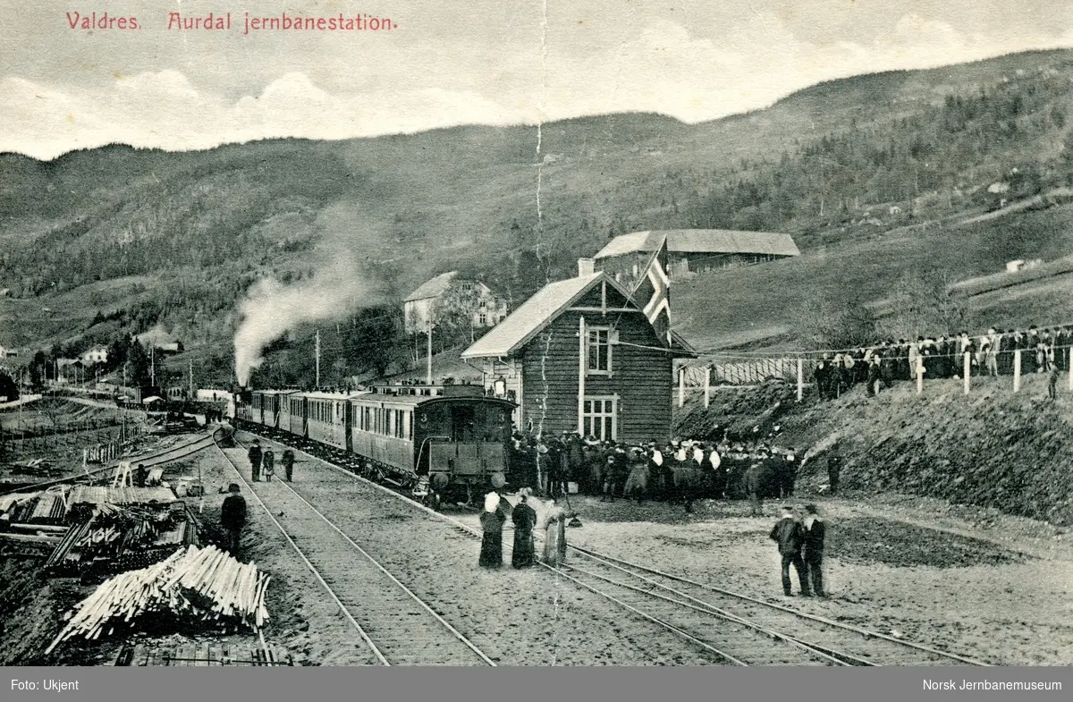 Flaggpyntet Aurdal stasjon, trolig i forbindelse med åpningen av strekningen Tonsåsen-Aurdal for midlertidig drift 11.10.1905