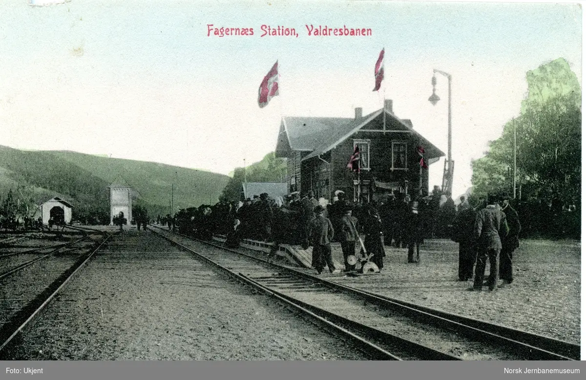 Flaggpyntet Fagernes stasjon, trolig i forbindelse med åpningen av strekningen Dokka-Fagernes 29.09.1906