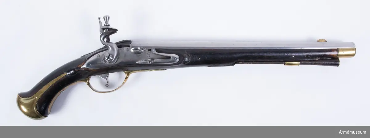 Pistol med flintlås.
Har använts av ryttare Nr 2 i Majorens kompani vid Livregementets kyrassiärkår.