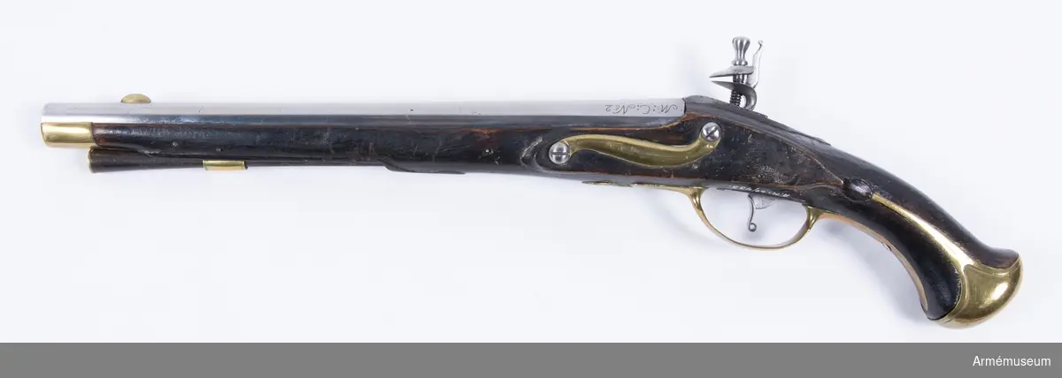 Pistol med flintlås.
Har använts av ryttare Nr 2 i Majorens kompani vid Livregementets kyrassiärkår.
