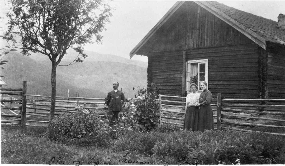 Søndagsidyll på Sannan, under Kopseng i Eggedal. Ole og Sigrid Sannan med Guri Kopseng. Uten år, trolig rundt 1910.