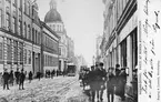 Flanörer utmed Kungsgatan i Norrköping. Här presenterat genom ett brevkort från 1900-talets början.