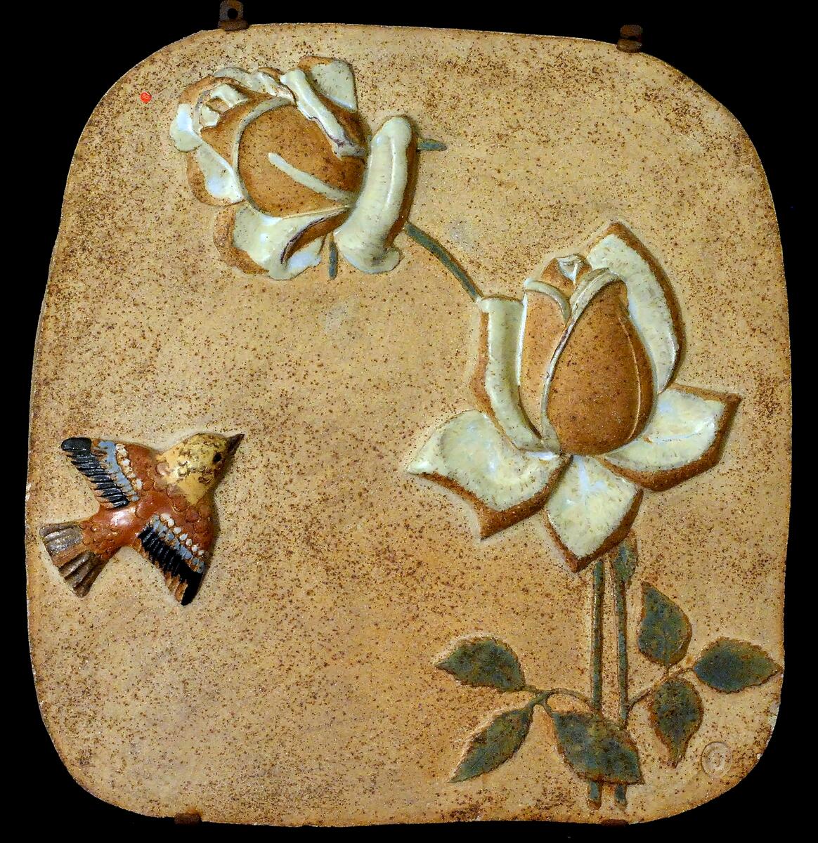 Gravplatta, Munch af Rosenskiöld. Motiv: Två vita rosor samt en liten fågel i gult, rött och blått. Motivet i hög relief mot ljusbeige botten. Stämpel nedtill t.h. "Tyra Lundgren".

Monterad på två metallskalmar som löper uppifrån och ned på baksidan. Metallupphängning. Konstnär: Tyra Lundgren. Mått: 50 x 50 cm.