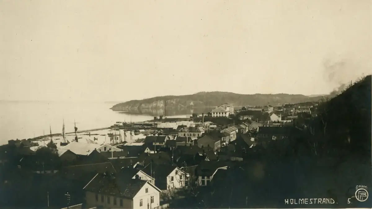 Sorthvitt bilde hvor man ser fabrikktomt i Holmestrand, et industriområde fra luften. Bildet er fra 1916