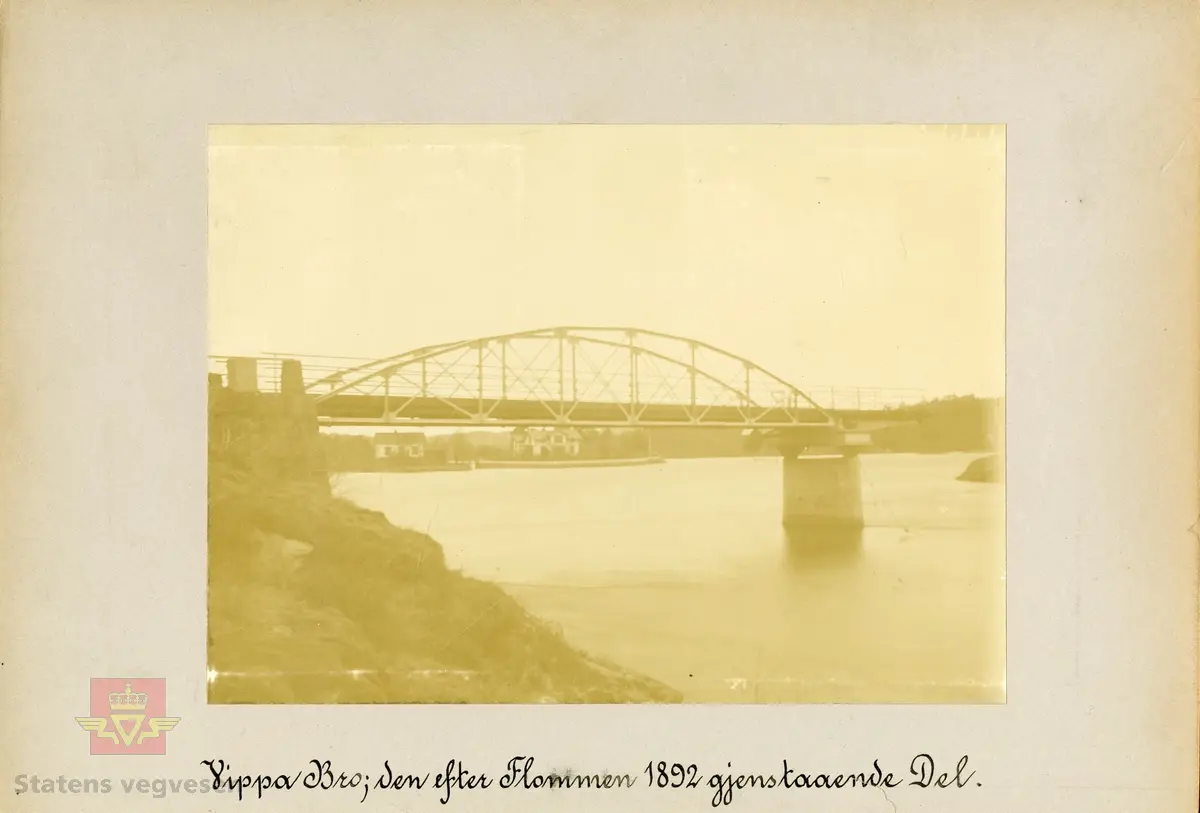 Vippa bru, skadet etter storflommen 6. oktober 1892.  To bilder.