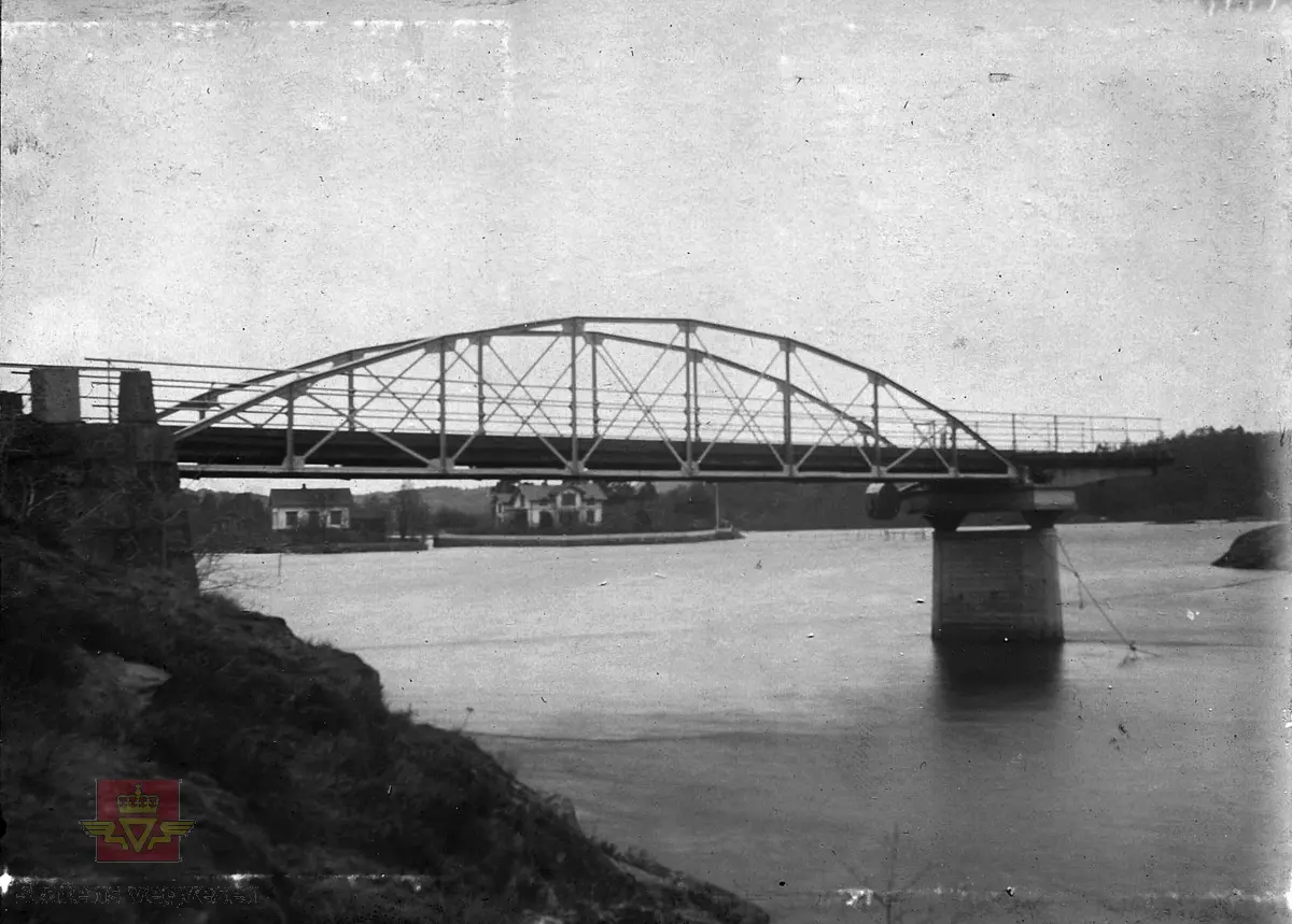 Vippa bru, skadet etter storflommen 6. oktober 1892.  To bilder.