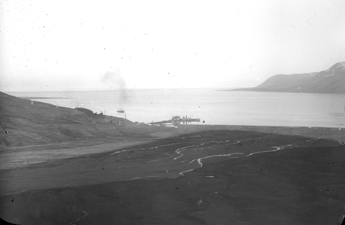 Gamle kaia sett fra gruve 2 fjellet. Munningen av Adventfjorden i bakgrunnen, elvedelta av Longyearelva i forgrunnen. Tekst med bildet: 1918. Adv. fj.munding - Gl.kai - set fra Gr. 2 fjellet 1918. AD. kai, delta fra Gr. 2 fjellet