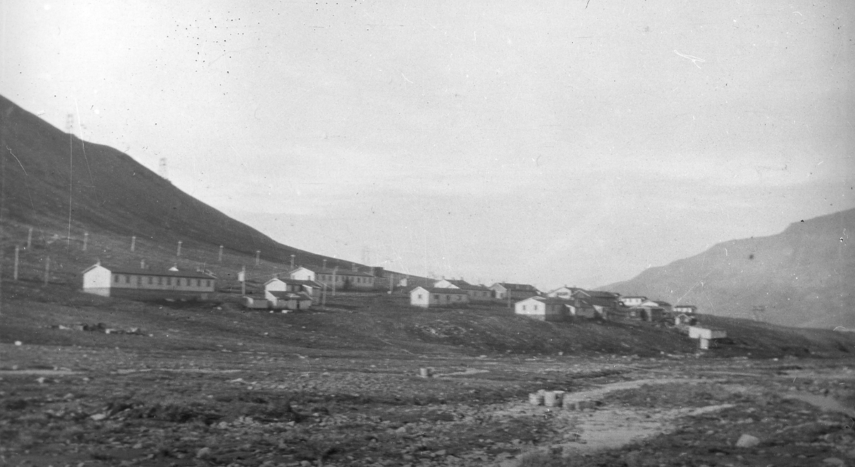 Gamle Longyearbyen/Longyear City, brakke 6 i forgrunnen. Tekst med bildet: Longyearbyen 1919. 1919. Byen set fra dalen. Br. 6 i forgrunnen.