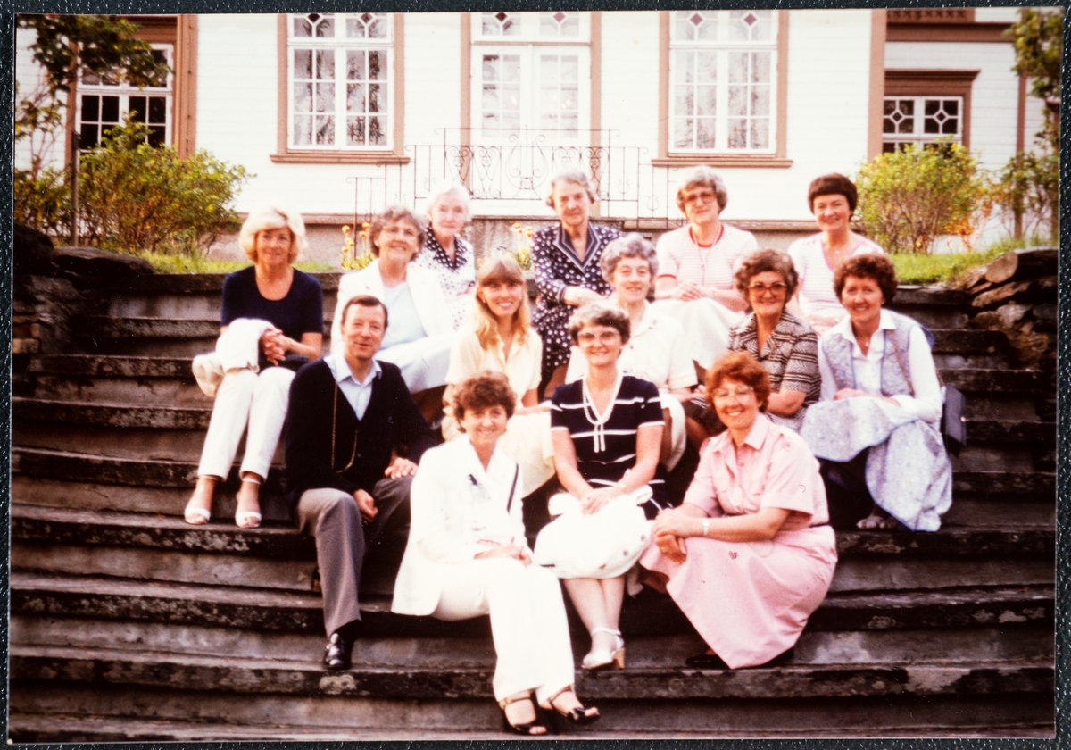 Gruppebilde med Rakel Schrøder på Ringve museum