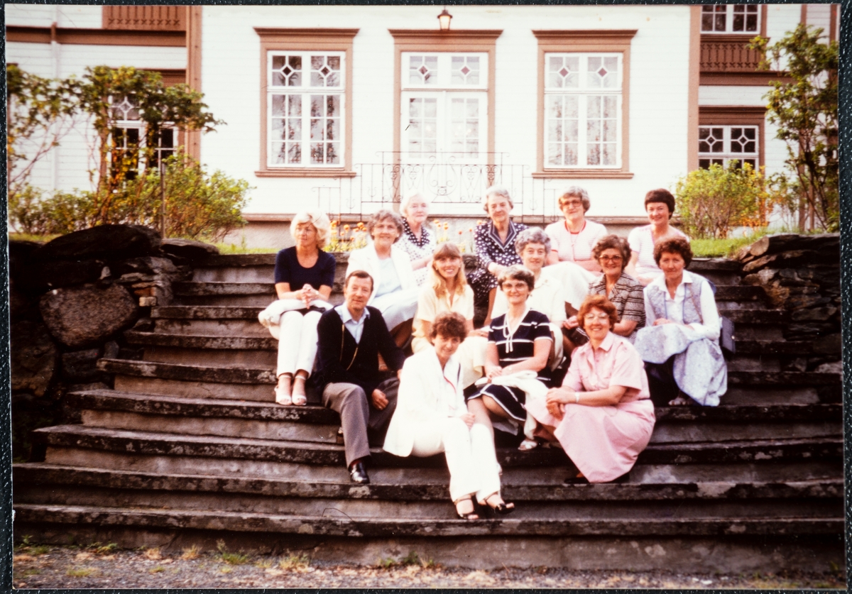 Gruppebilde med Rakel Schrøder på Ringve museum