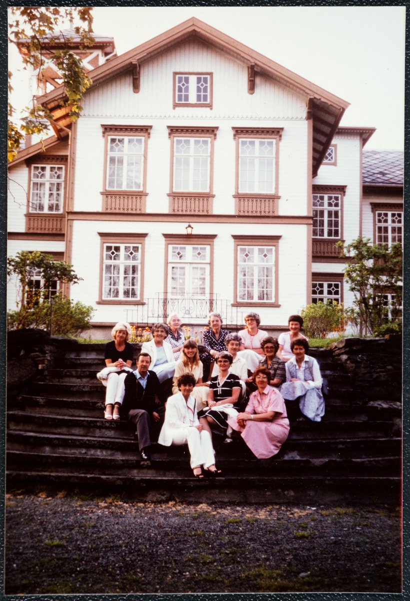 Gruppebilde med Rakel Schrøder på Ringve museum